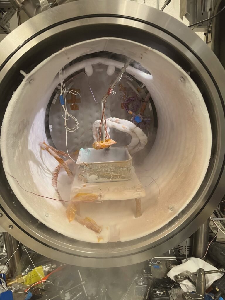Interior da câmara de laboratório DUSTIE, usada para imitar as condições de Marte.