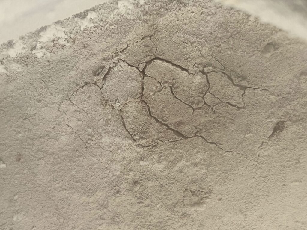 Terra congelada com rachaduras que se ramificam, dentro da câmara de laboratório.