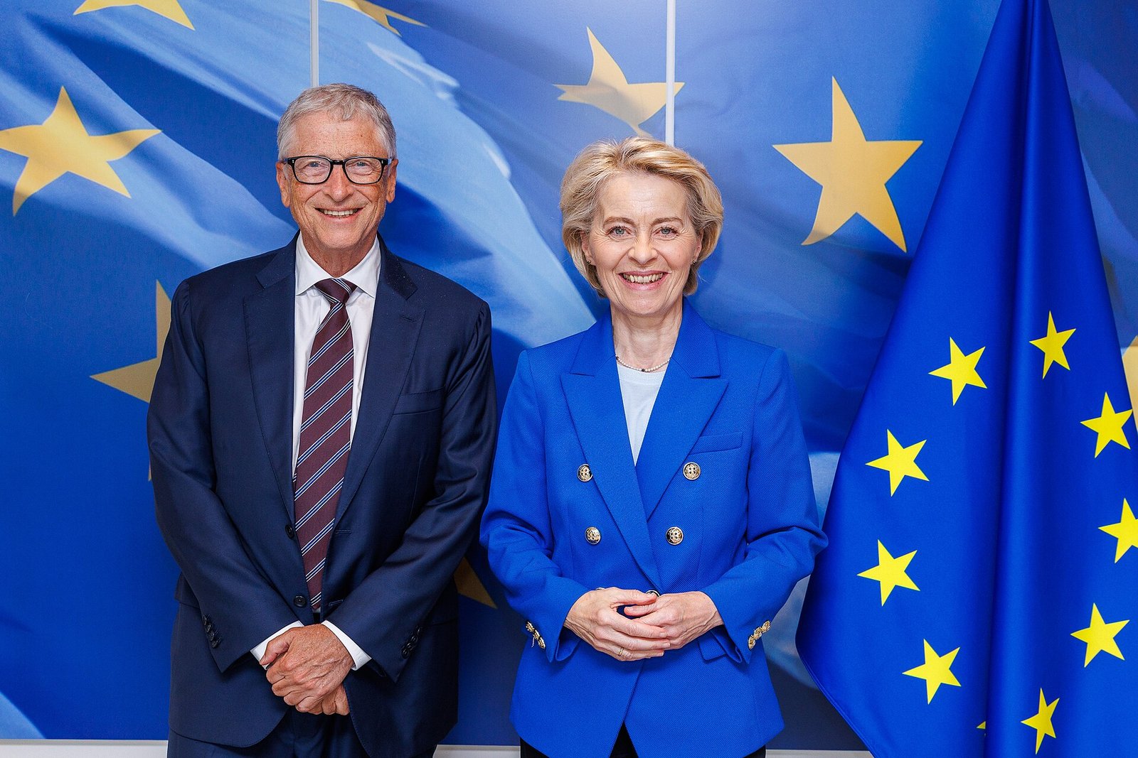 Bill Gates e Ursula von der Leyen posam lado a lado diante de bandeiras da União Europeia, durante visita de junho de 2025.