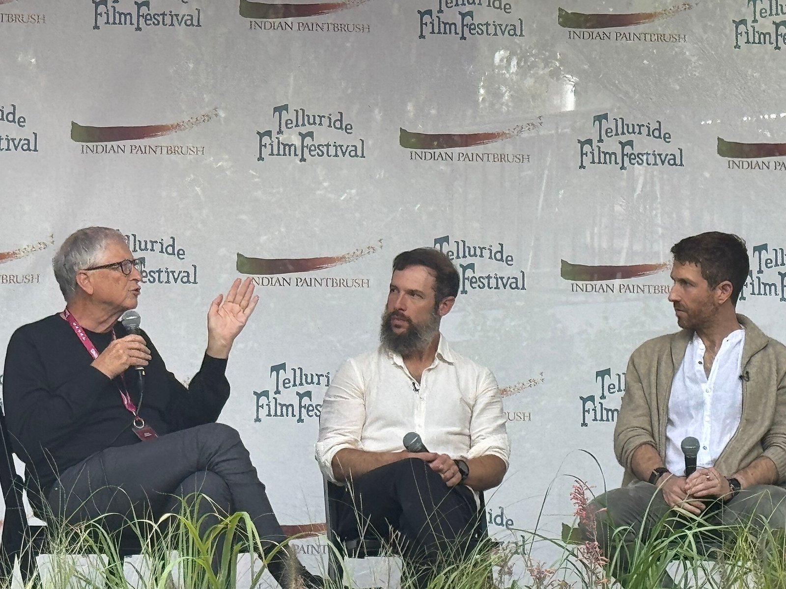 Bill Gates, Aza Raskin e Tristan Harris participam de um painel público sobre inteligência artificial no festival de Telluride.