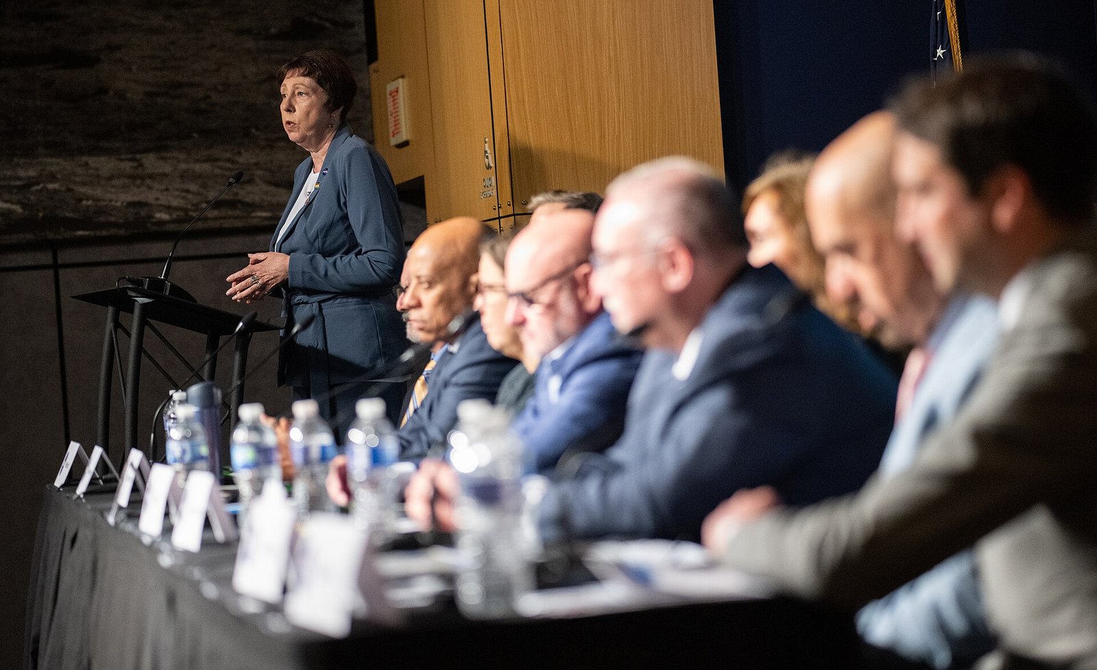 Nicola Fox fala diante do painel da reunião pública do grupo de estudo de UAP da NASA.