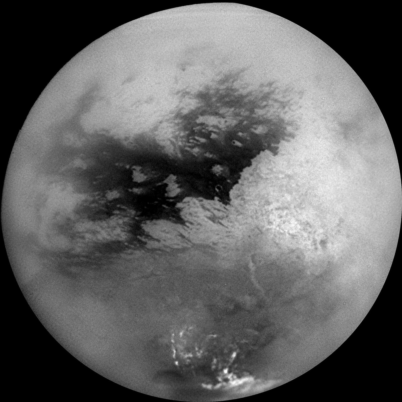 Disco de Titã com regiões claras e escuras em um mosaico de fotografias da Cassini.