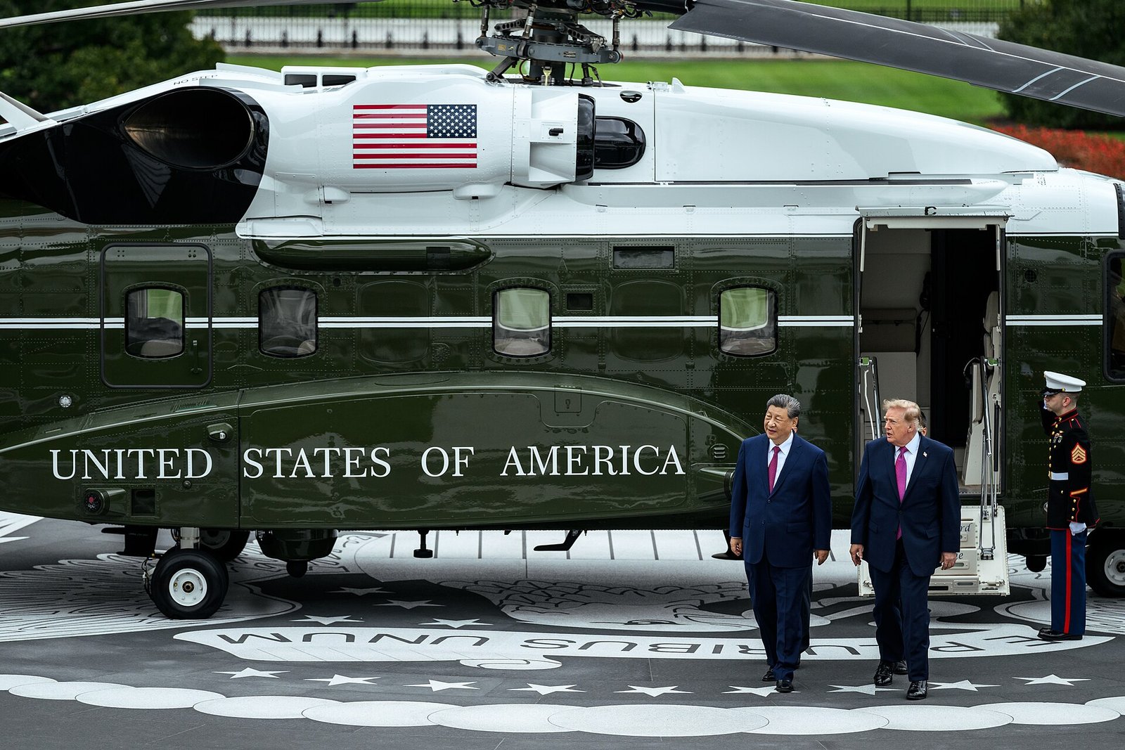 Donald Trump e Xi Jinping caminham no gramado da Casa Branca diante do helicóptero presidencial Marine One.