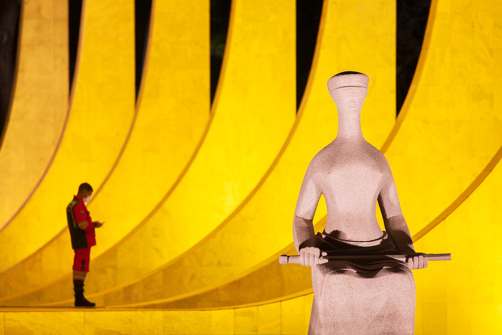 Estátua A Justiça, de Alfredo Ceschiatti, diante do Supremo Tribunal Federal, em Brasília.
