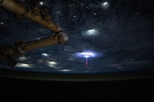 Jato gigante: por que a astronauta fotografou um raio subindo da tempestade?