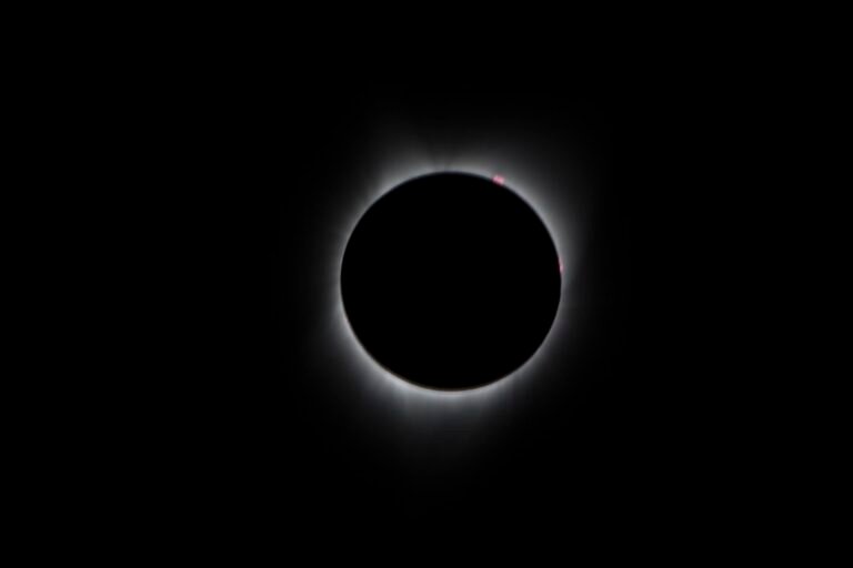 Por que a corona do Sol é mais quente que sua superfície?