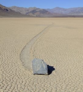 Como as pedras do Vale da Morte deixam rastros pelo deserto?
