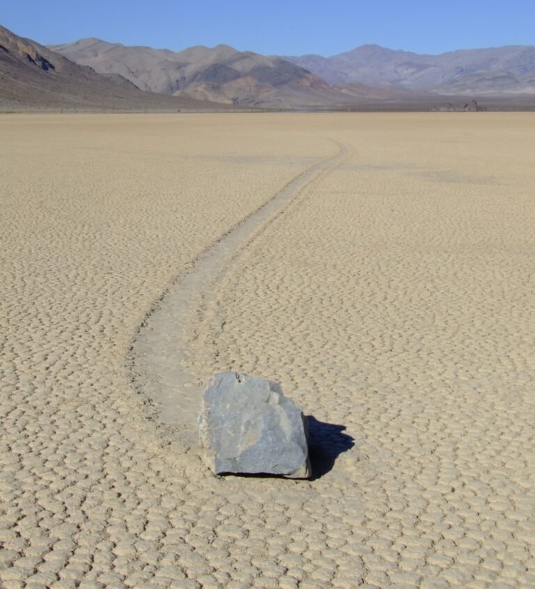 Como as pedras do Vale da Morte deixam rastros pelo deserto?
