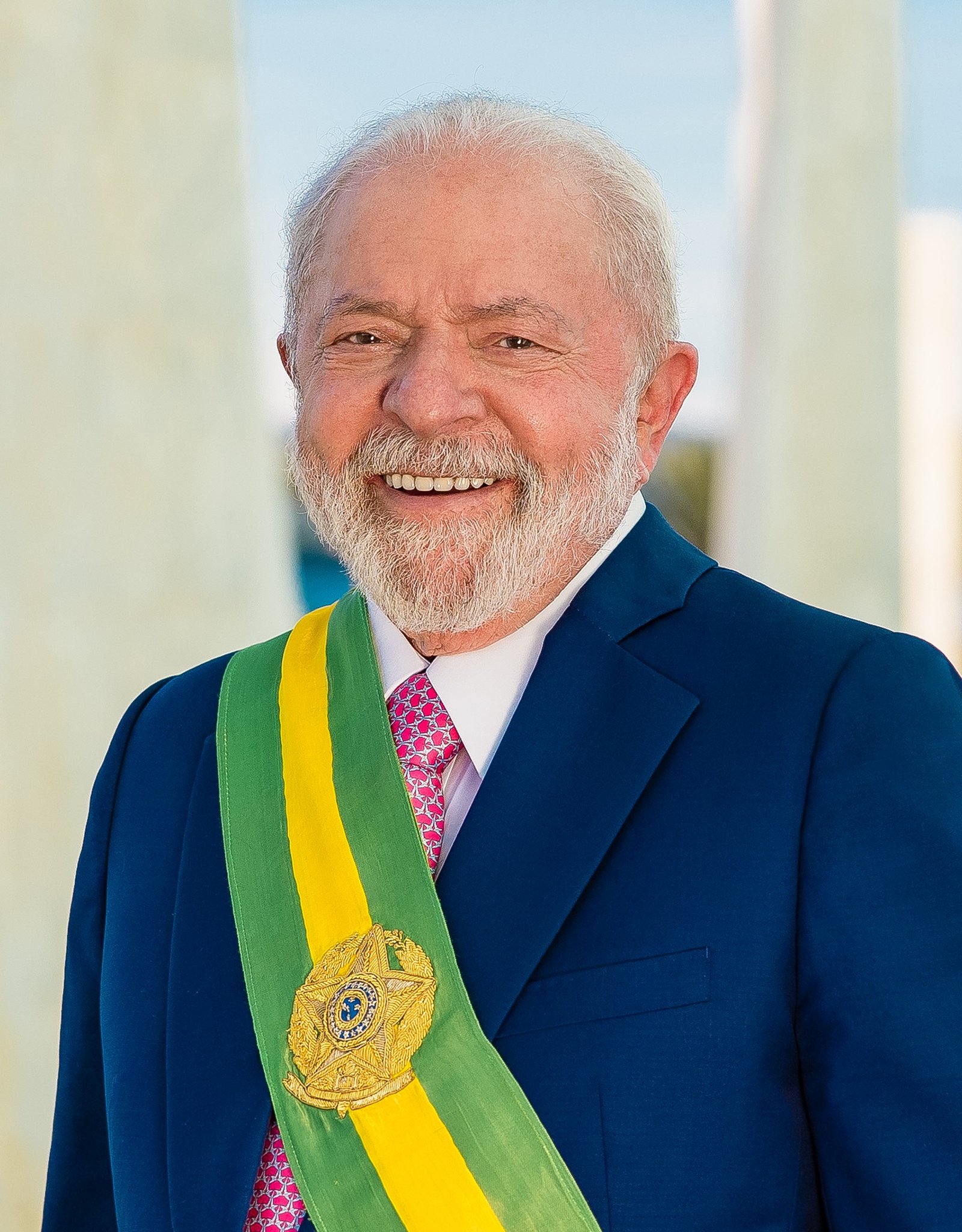 Luiz Inácio Lula da Silva em seu retrato oficial de 2023, usando a faixa presidencial.