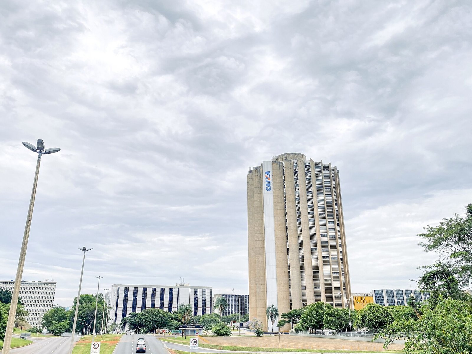 Edifício-sede da Caixa Econômica Federal em Brasília, com a marca Caixa na fachada.