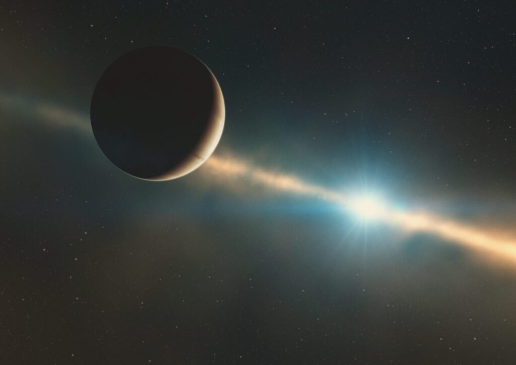 Desenho de um planeta gigante alaranjado diante de um disco de poeira iluminado por uma estrela brilhante.
