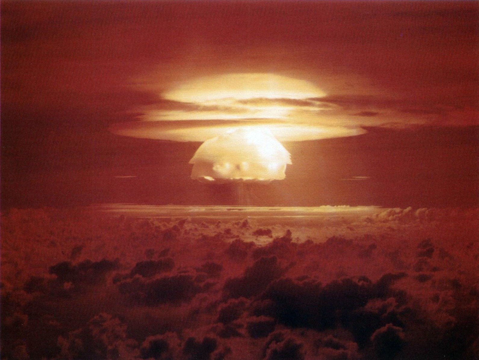 Nuvem em forma de cogumelo iluminada pelo teste nuclear Castle Bravo, sobre o atol de Bikini.