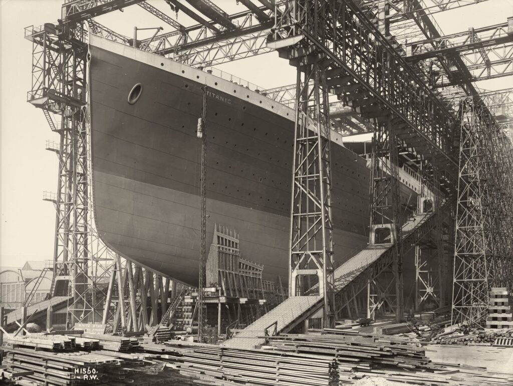 A proa do Titanic dentro da estrutura de aço do estaleiro.