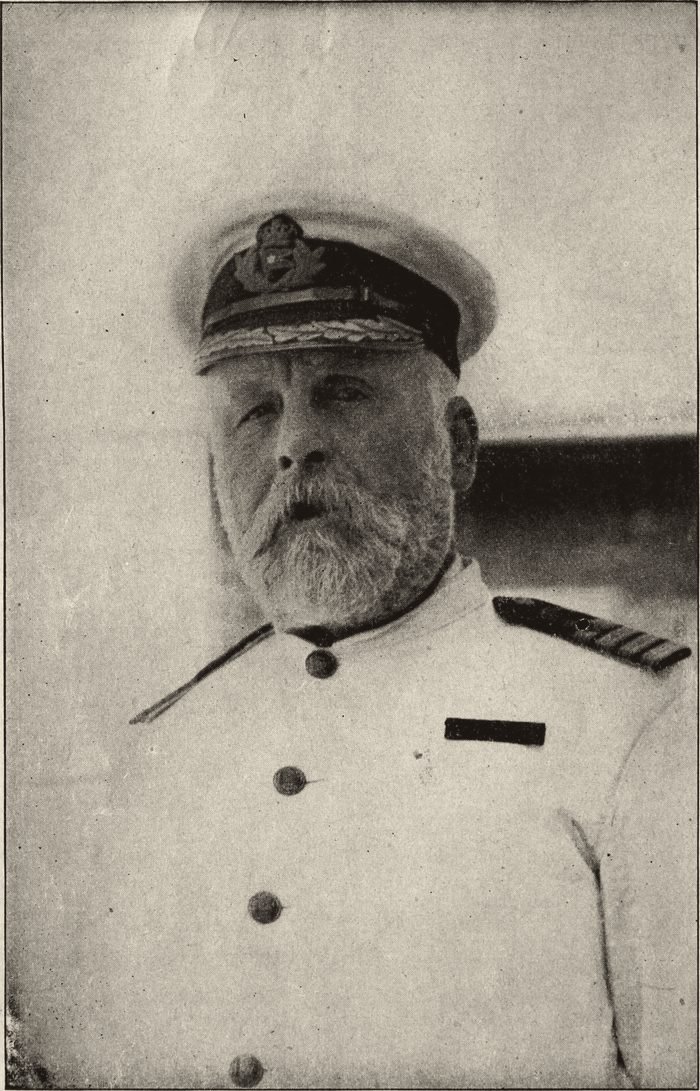 Retrato do capitão Smith, de barba branca, com quepe e uniforme branco.