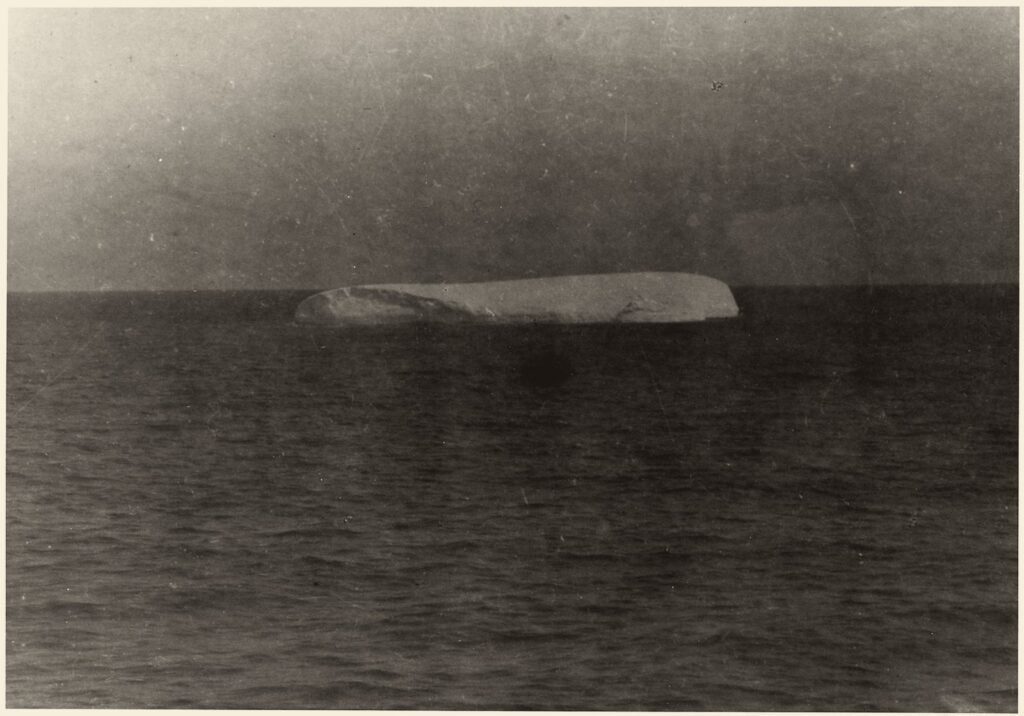 Um iceberg baixo e comprido no mar.