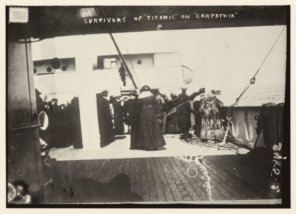 Pessoas de casaco no convés de um navio.