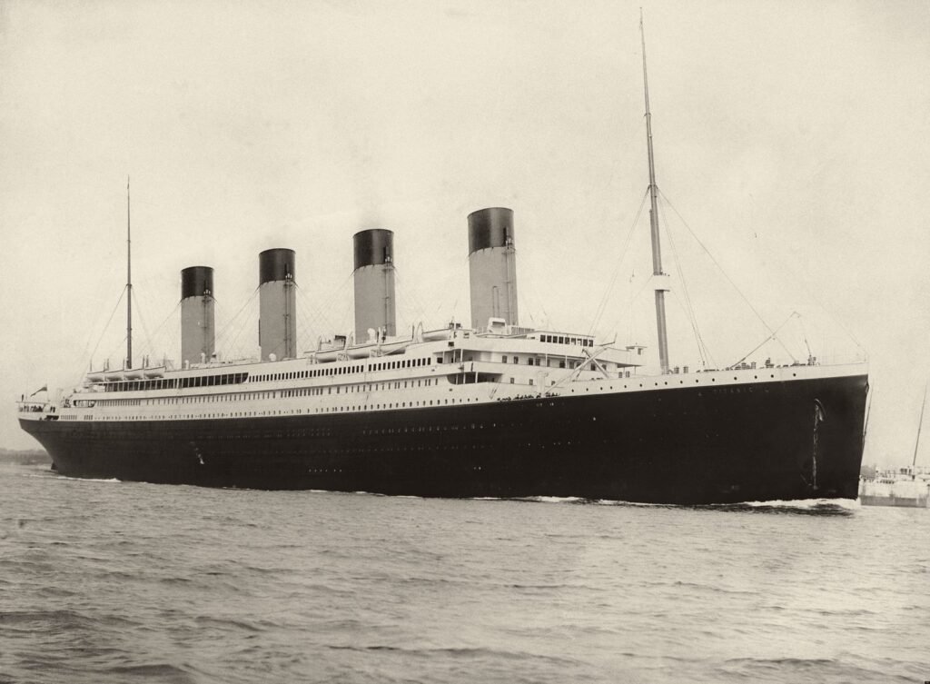 O Titanic navegando, visto de lado, com as quatro chaminés.