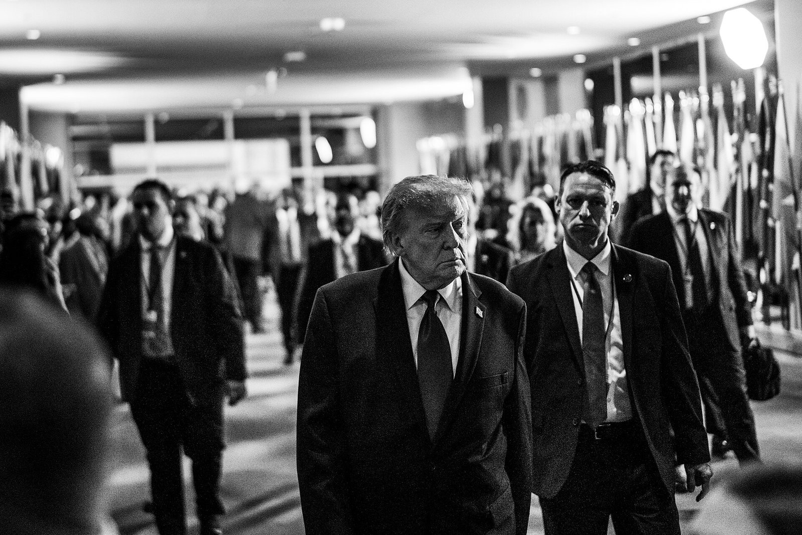 Donald Trump caminha pela sede das Nações Unidas depois do discurso à Assembleia Geral, em setembro de 2026.