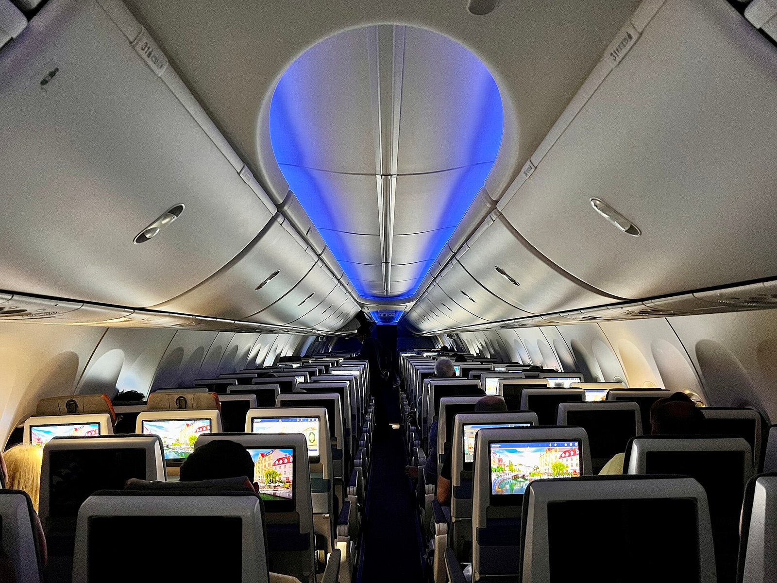 Assentos e corredor da cabine econômica de um Boeing 737 MAX da Flydubai.