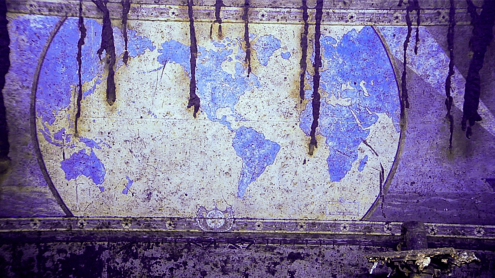 Mapa-múndi pintado na parede interna do Yorktown, com continentes azuis e superfície desgastada.